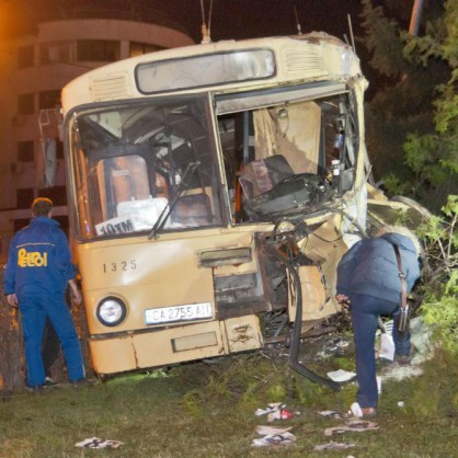 Автобус на градския транспорт в София се блъсна в стълб