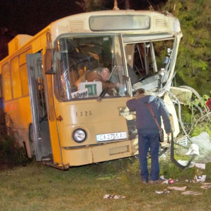 Автобус на градския транспорт в София се блъсна в стълб