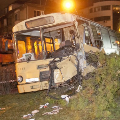 Автобус се заби в стълб в София
