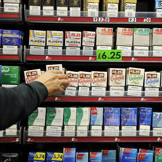 За разлика от Великобритания, в Ирландия цигарените кутии ще са напълно еднакви - без лога и марки