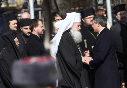 Патриарх Неофит и президентът Росен Плевнелиев на церемония пред паметника на Незнайния воин