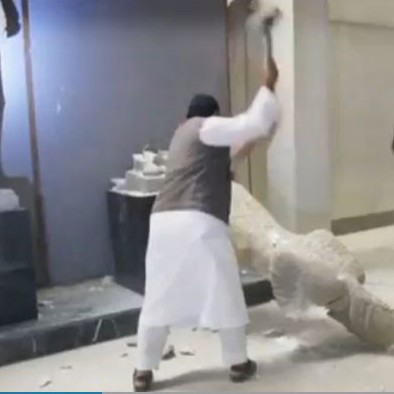 Джихадисти унищожават артефакти в Ирак
