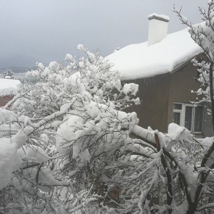 Най-критично заради снеговалежа е положението в Южна България