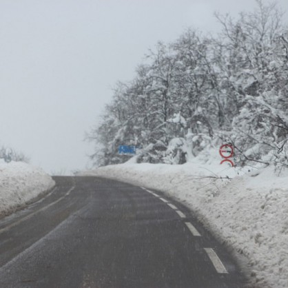 Много пътище в страната са затворени заради обилния снеговалеж