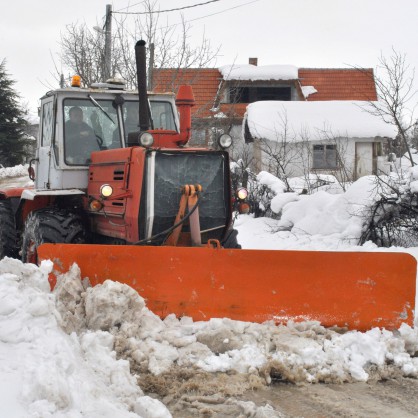 Снегорин проправи път през преспите в хасковската вилна зона 