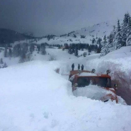 Роторни снегорини пробиват път в Родопите и Рила