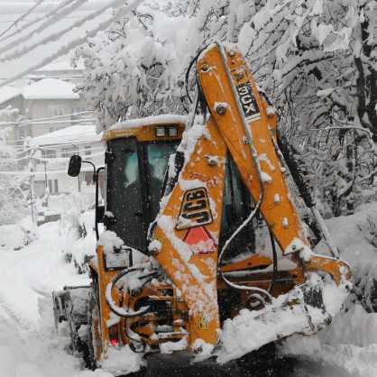 Машини  на различни фирми  започнаха снегопочистване в Смолянско