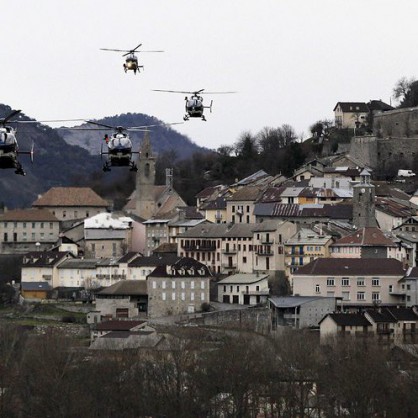 Хеликоптери издирват останки от разбилия се самолет във Франция