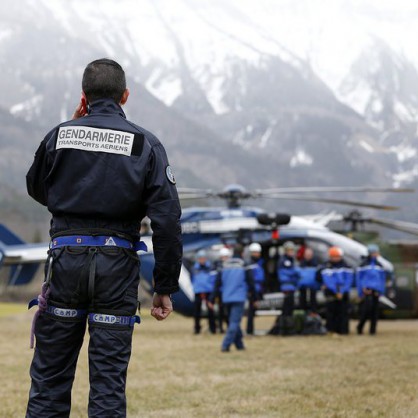 Спасители издирват пътнически самолет, който се разби във Франция