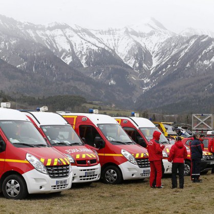 Линейки на мястото, където се разби пътнически самолет във Франция