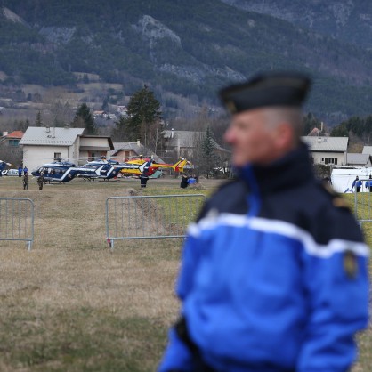 Издирват останки от разбилия се самолет във Франция