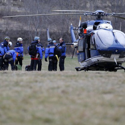 Спасители издирват пътнически самолет, който се разби във Франция