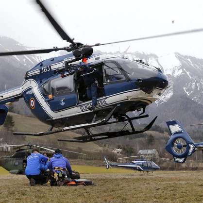 Спасители издирват останки от самолета, който се разби във Франция