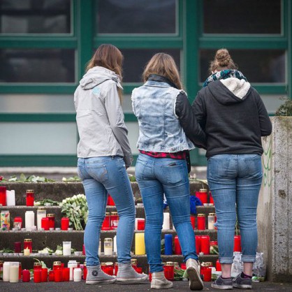 Ученици в Германия отдават почит за загиналите в разбилия се самолет