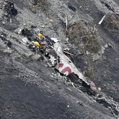 Отломки от разбилия се в Алпите самолет