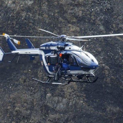 Издирването на отломки от разбилия се в Алпите самолет