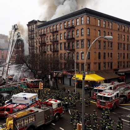 Пожар в сграда с апартаменти и магазини в Ню Йорк