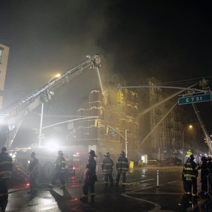 Пожар в сграда с апартаменти и магазини в Ню Йорк