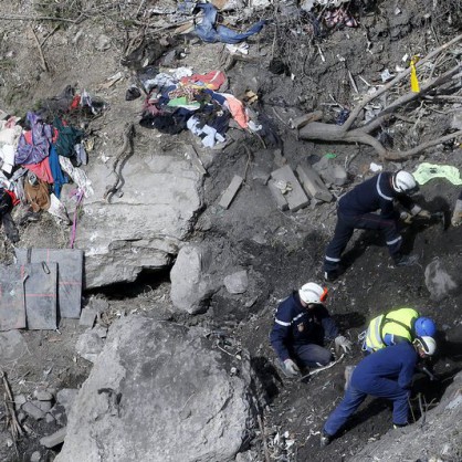 150 души загинаха при разбиването на самолета във френските Алпи