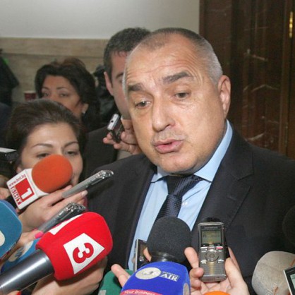 Чрез медиите премиерът призова Цветан Василев да се върне в България