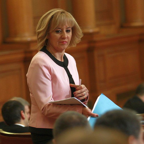 Мая Манолова отново нападна управляващите за ”политическа метла”