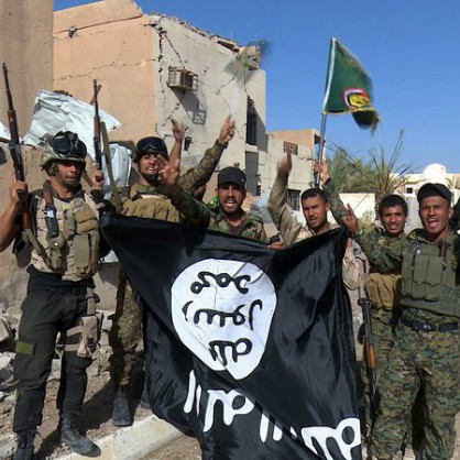 Войници лазвяват плено знаме на Ислямска държава