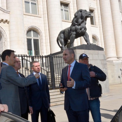 Цветан Цветанов с адвокатите си пред Съдебната палата
