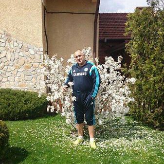 Бойко Борисов позира пред къщата си в Банкя