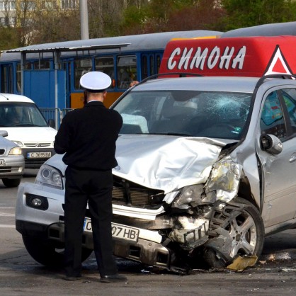 Катастрофа между джип и тролей в София