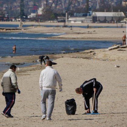Мащабно почистване на плажа във Варна