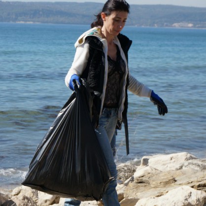 Мащабно почистване на плажа във Варна