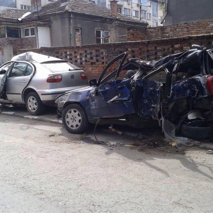 Две 19-годишни момичета и 22-годишен младеж загинаха на място при жестока катастрофа в Стамболийски
