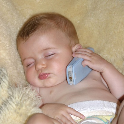 Бебе с телефон