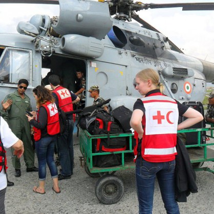 Помощи пристигат след земетресението в Непал
