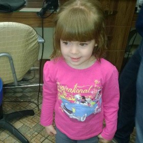 3-годишната Виктория от Бургас дари дългата си коса за перука за онкоболно дете