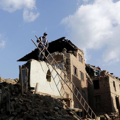 Разрушена сграда след земетресението в Непал