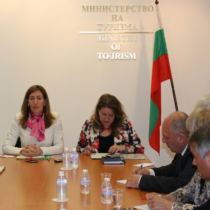 Министър Николина Ангелкова проведе работна среща с бранша