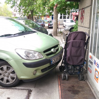Неправилно паркиране, детска количка, тротоар