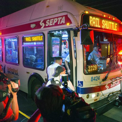 Автобус извозва оцелели пътници от дерайлирал влак  във Филаделфия