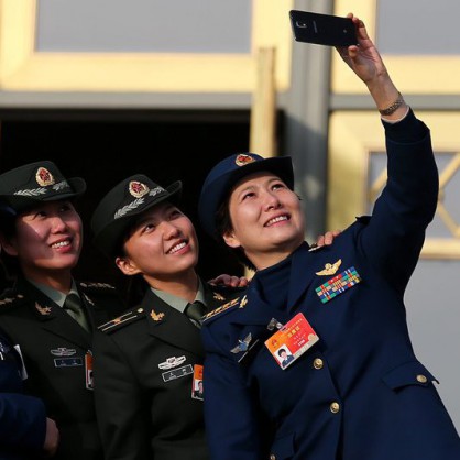 Китайски военни си правят селфи