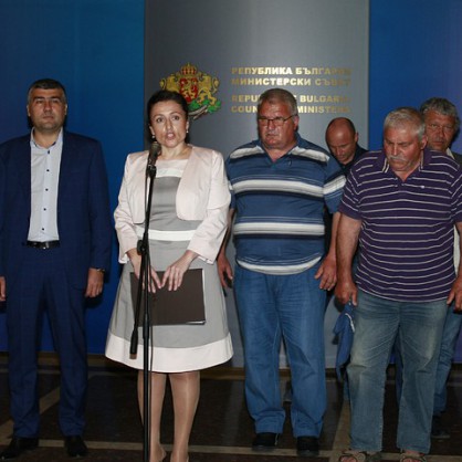 Министърът на земеделието и храните Десислава Танева се срещна с животновъди