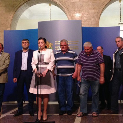 Министърът на земеделието и храните Десислава Танева се срещна с животновъди