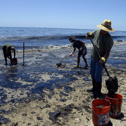 Скъсан петролопровод заля с мазна чернилка прочутия плаж на Санта Барбара в Калифорния