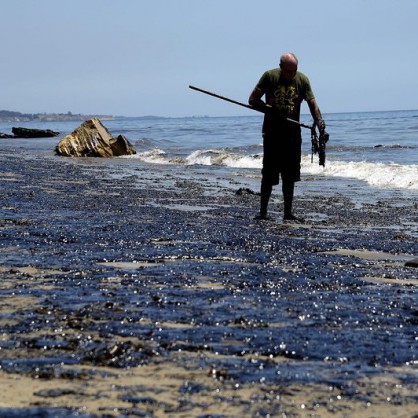 Скъсан петролопровод заля с мазна чернилка прочутия плаж на Санта Барбара в Калифорния