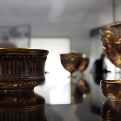 В Археологическия музей срещу президентството бяха представени експонатите на изложбата Сребро от Лувъра