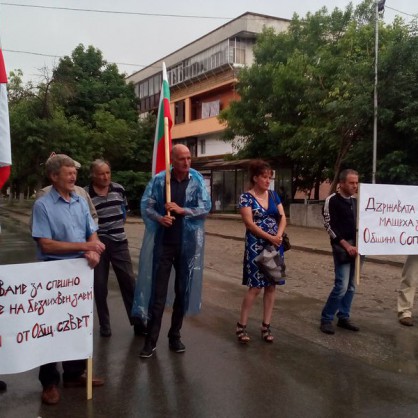 Сопотчани блокираха Подбалканския път за 45 минути