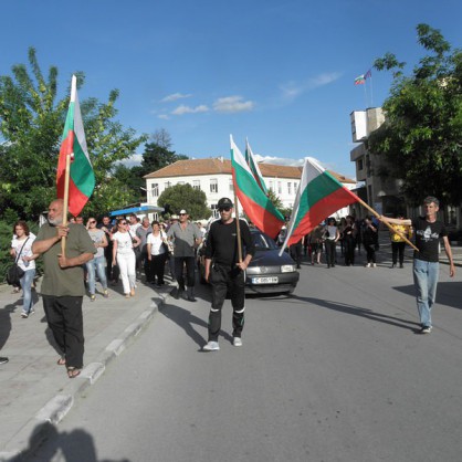 Протести срещу назоконно настанили се роми в Гърмен