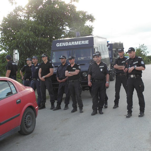 През юни жандармерия охраняваше ромската махала ”Кремиковци” край Гърмен