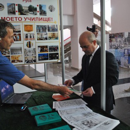 Кметът Пламен Стоилов пожела на учениците да намерят своето училище на изложението на средното образование в Русе