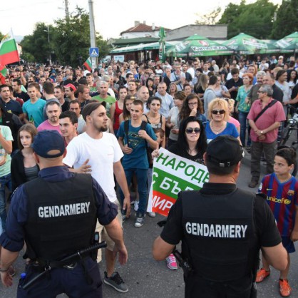 Сблъсъци между полицаи и протестиращи в Орландовци